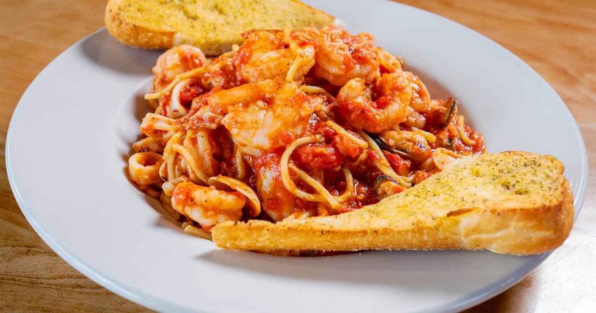 Spaghetti with shrimp in spicy sauce, served with toast