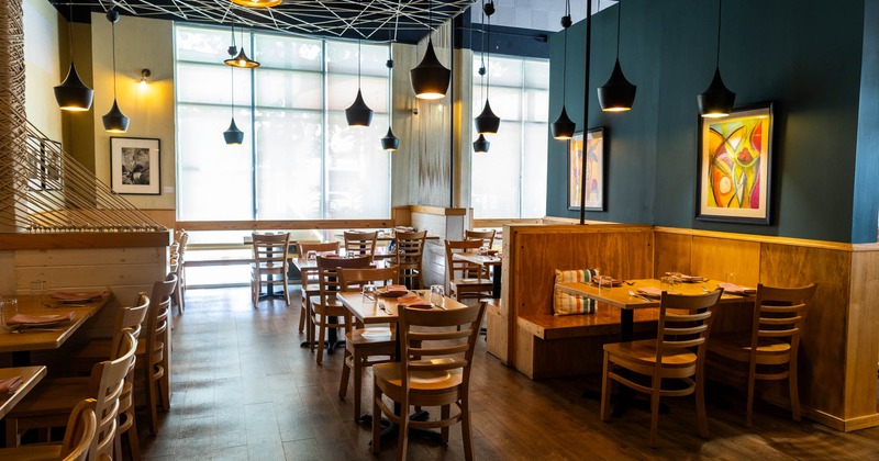 Seating tables and restaurant booths