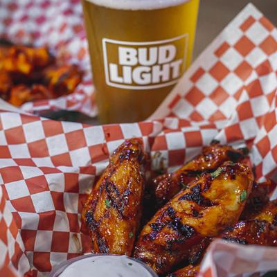 Boneless BBQ chicken wings, with dressing and beer