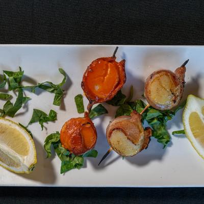 Stuffed clams with lemon wedges, top view.