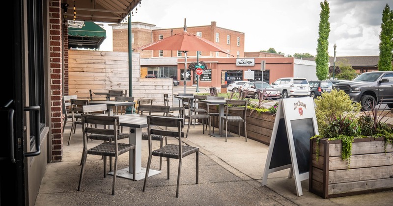 Exterior, seating in front of the restaurant, tables and chairs