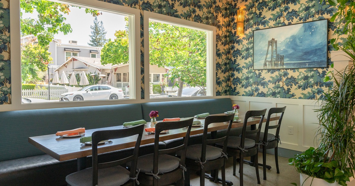 Dining area, banquette seating