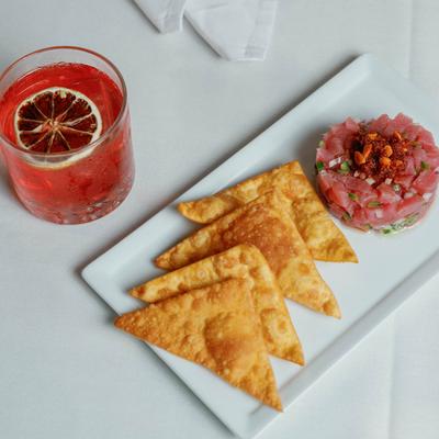 Tuna Tartare and naan bread, accompanied  with Pear of Eyes cocktail.