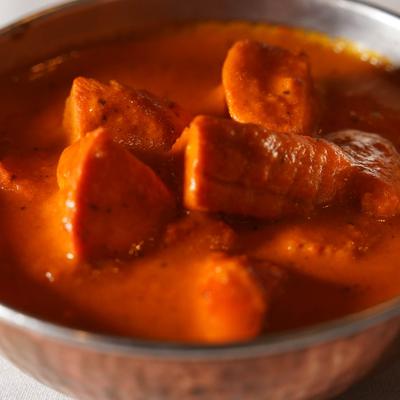 A bowl of tikka masala, close up.