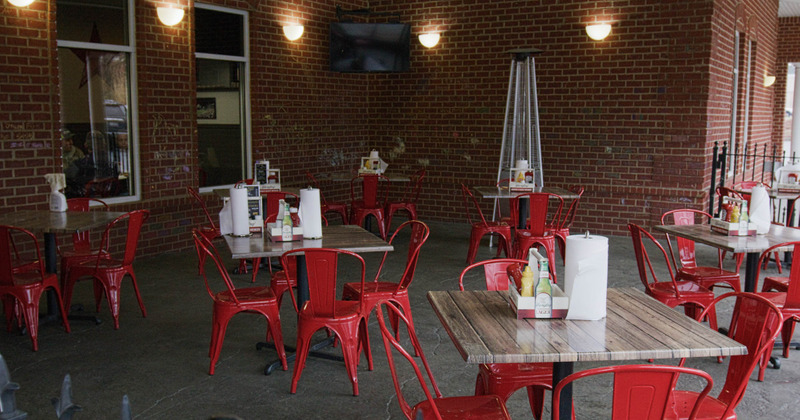 Exterior, tables ouside