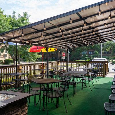 The outdoor patio area of Twins Gyros.