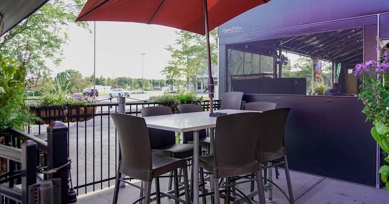 Exterior, patio, table for six