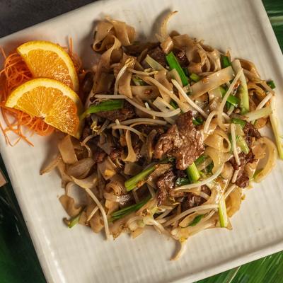 Stir fried noodles, with beef, sweet onion, scallions, and bean sprouts.