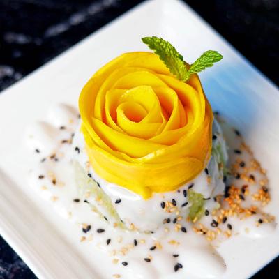 Served sticky mango rice.