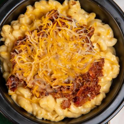 Mac and cheese topped with shredded brisket.