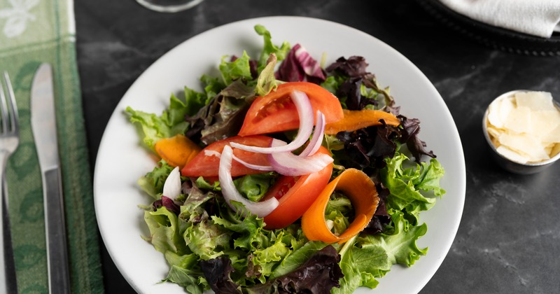 Salad with lettuce, tomato, carrots, and red onion