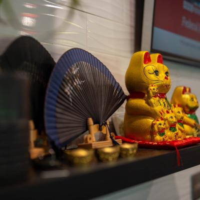 The maneki-neko cat figurines.