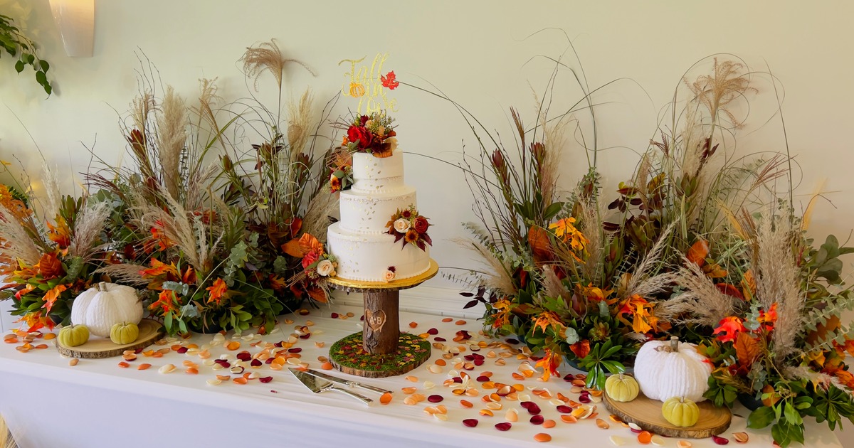 An autumn themed wedding cake.