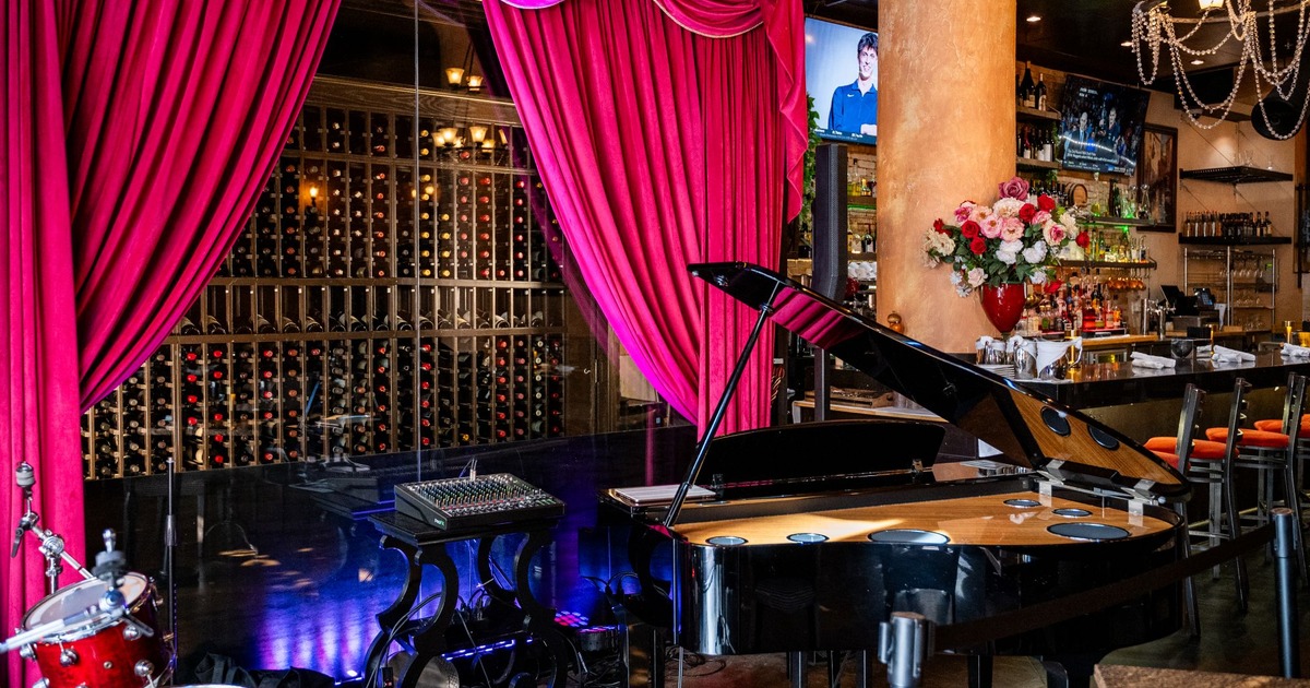 Live music stage and piano at Il Sogno Italiano for dinners, receptions and special occasions in the Gaslamp Quarter.