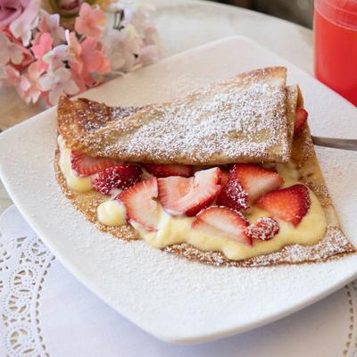 Crepe with strawberries and pastry cream