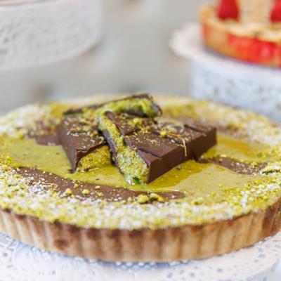 Pistachio tart topped with Dubai chocolate.