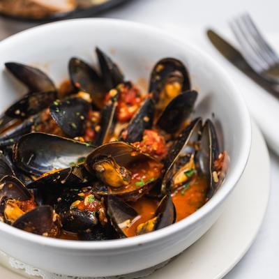 Mussels in tomato sauce.