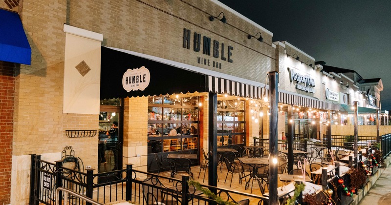 Exterior, tables and chairs ready for guests