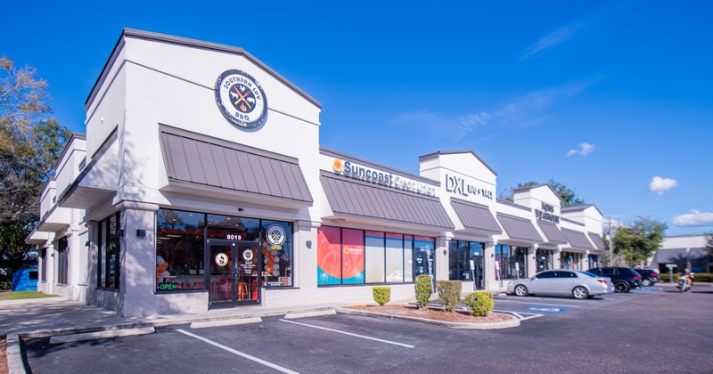 Exterior, angle view to restraurant, parking lot, entrance