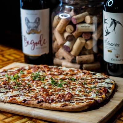 Veggie flatbread served with bread