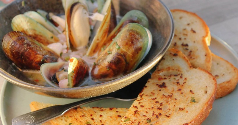 Mussels and garlic toast
