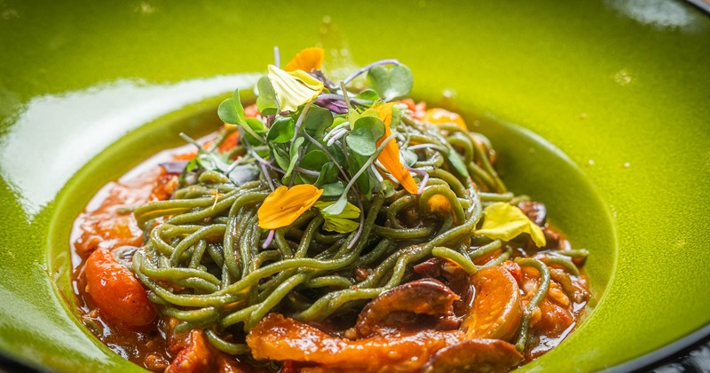 Spinach spaghetti with caners