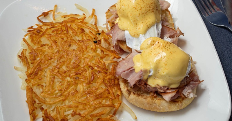 Traditional eggs benedict