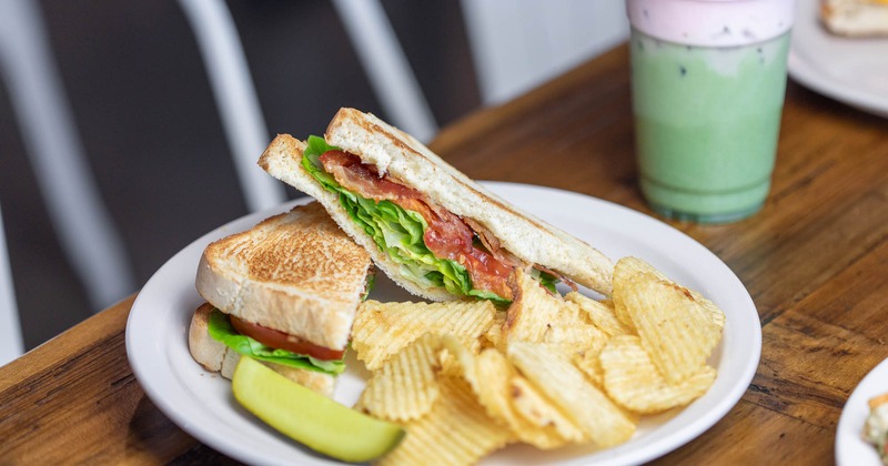 Club sandwich with chips