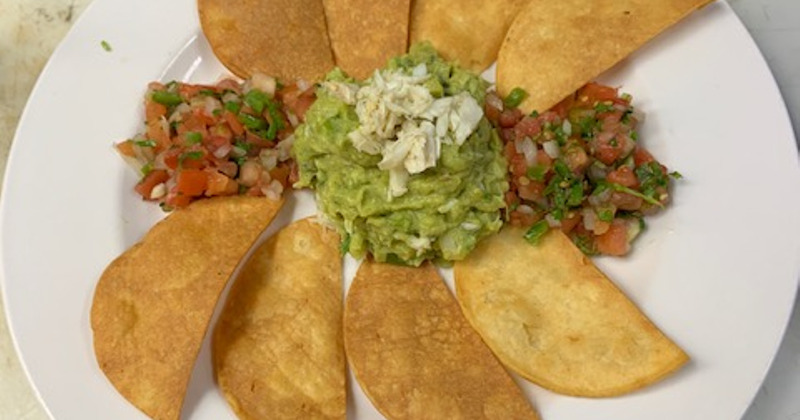 Guacamoli and crispy tortilla chips