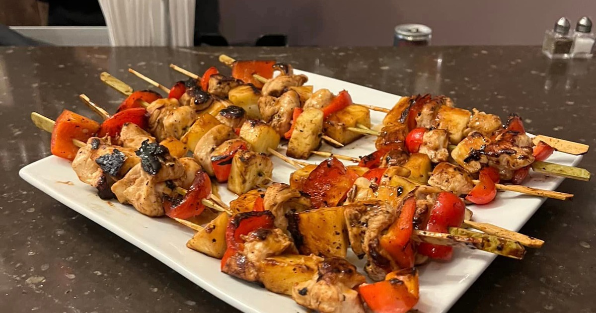 Grilled chicken and bell pepper skewers served on the plate