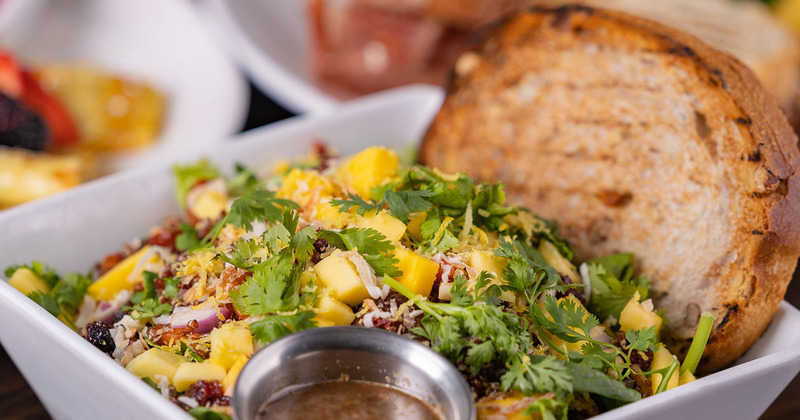 Toasted bread, mixed salad and dip