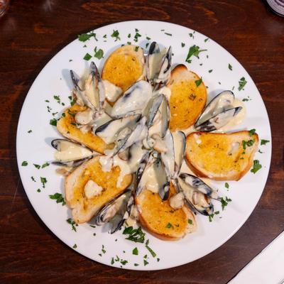 Mussels with hot or sweet sauce.