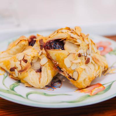 Pastry with almonds and raspberry