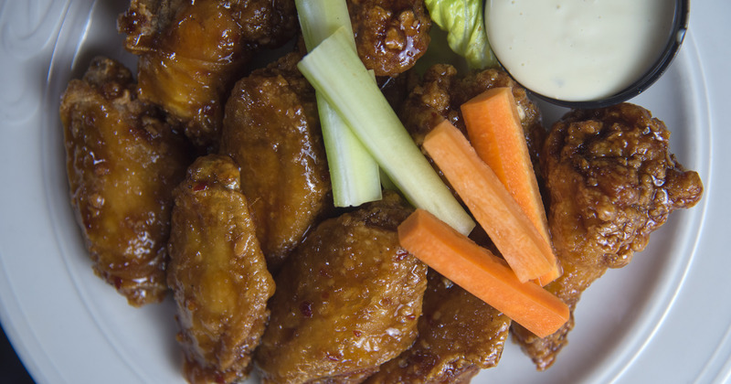 Fried chicken with veggies and dip