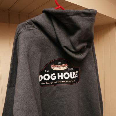 Sweatshirt with the company logo.