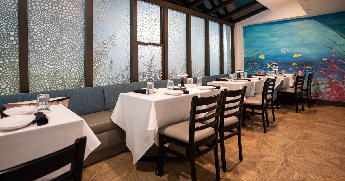 Dining area, banquette seating