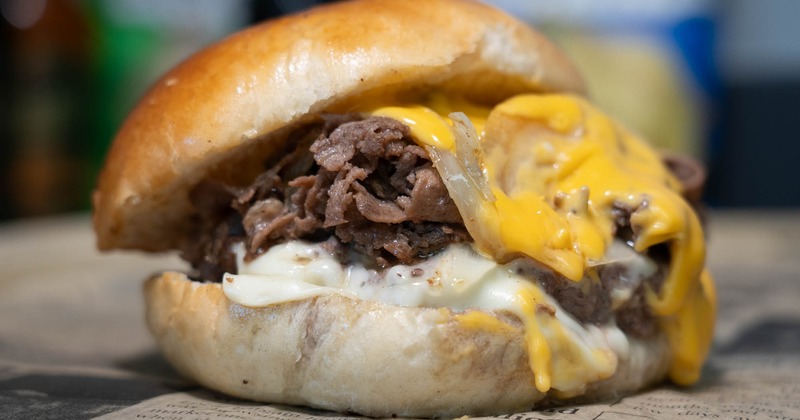 Cheeseburger, close up