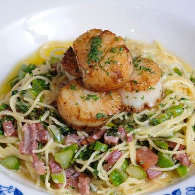 Capellini - sea scallops, pancetta, white wine, garlic, lemon, broccolini