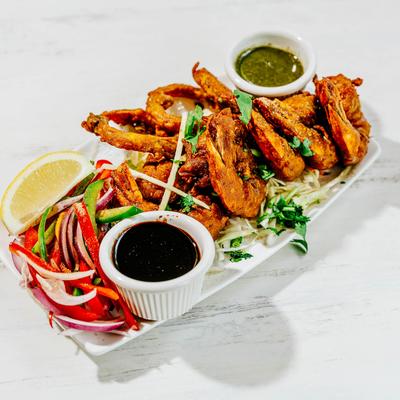 Golden fried shrimp with  vegetables, dressing and sauce.