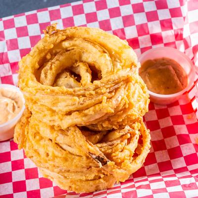 Deep fried onion rings served with dip sauce