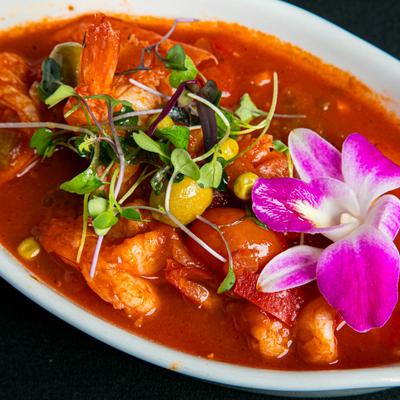 Served Camones en salsa criolla dish.