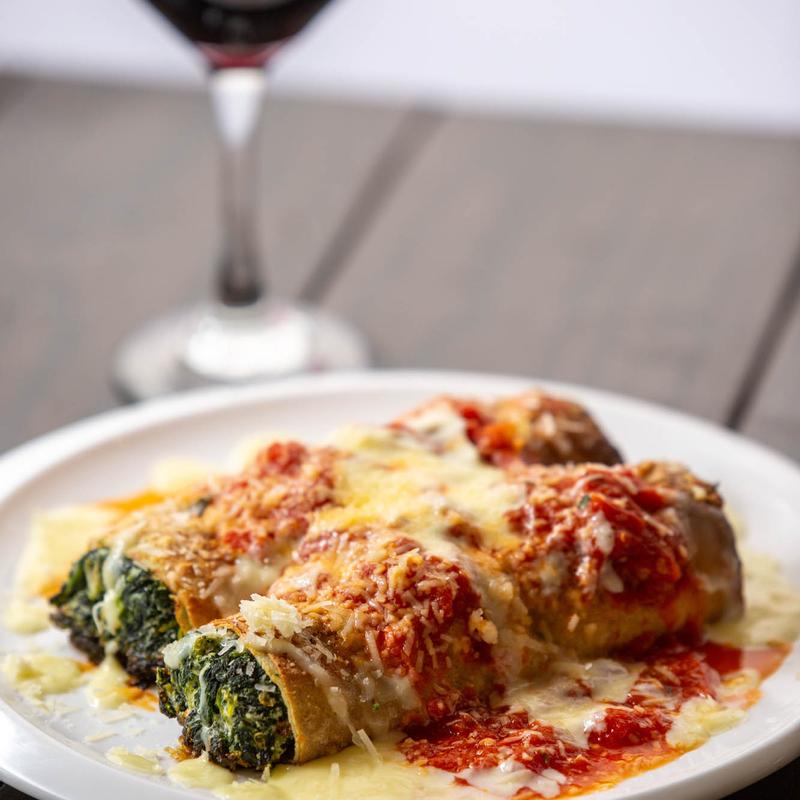 Canelones Con Salsa Mixta photo