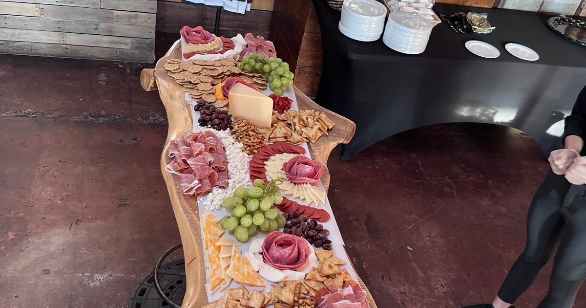 Interior, seating area, open kitchen with pizza oven, order counter