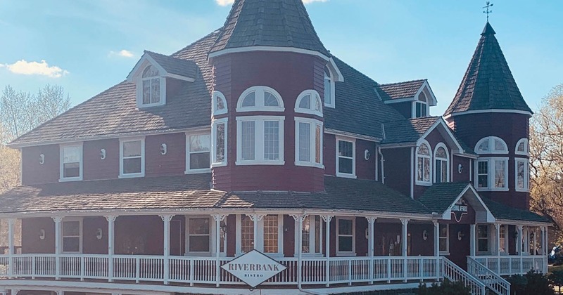 Exterior, front view to retaurant