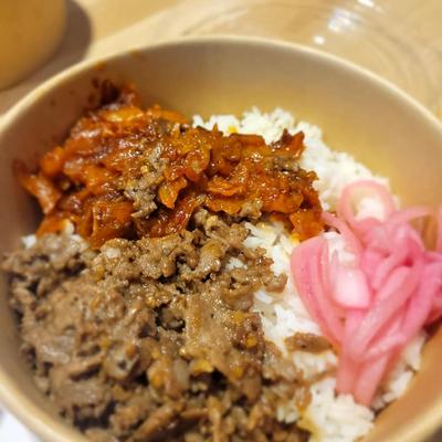 Rice bowl with beef and pickled onions.