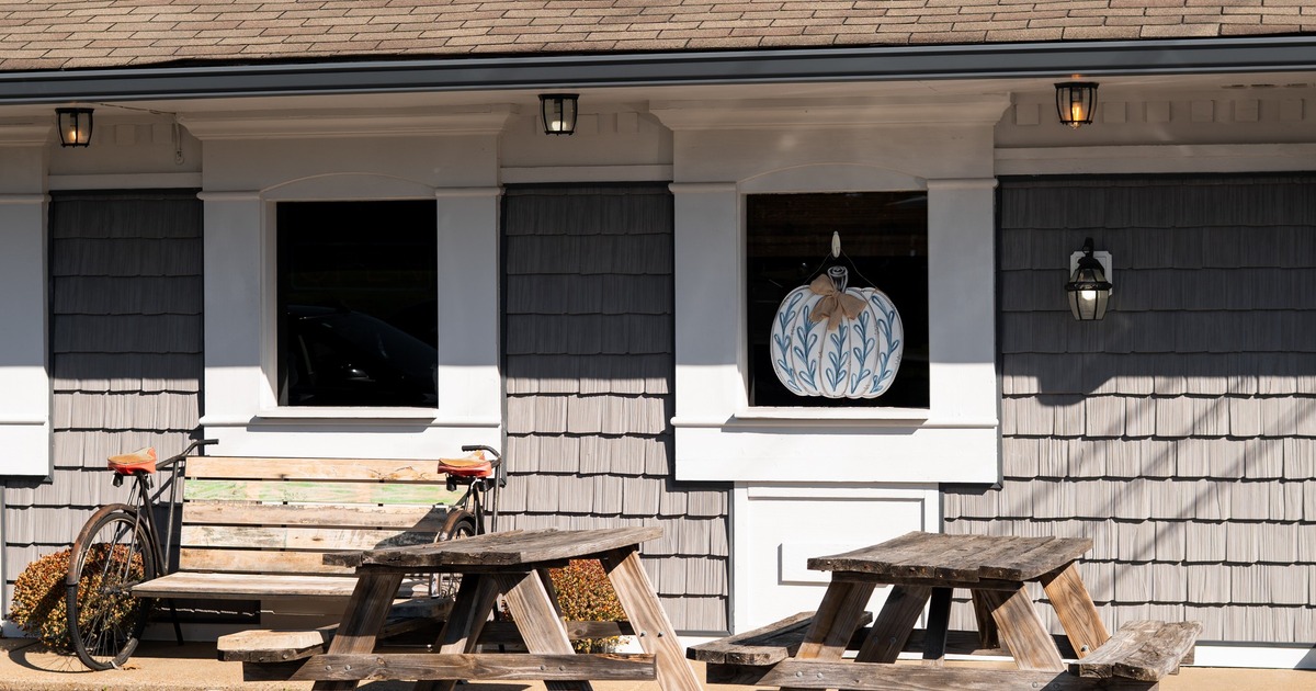 Exterior, tables and benches