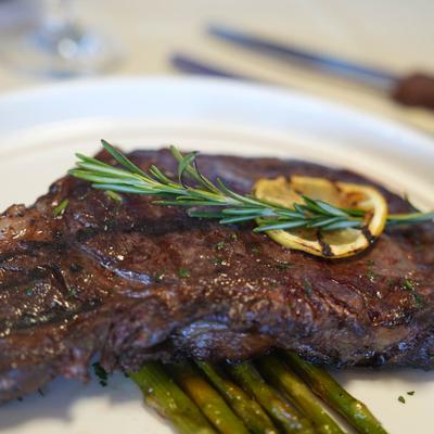 Steak with grilled asparagus.