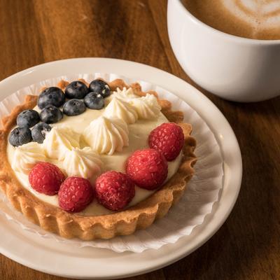 Pie with creme and fresh fruits.