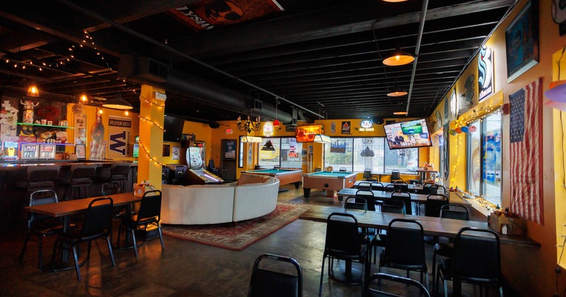 Diner area, seating place behind, couch and armchairs