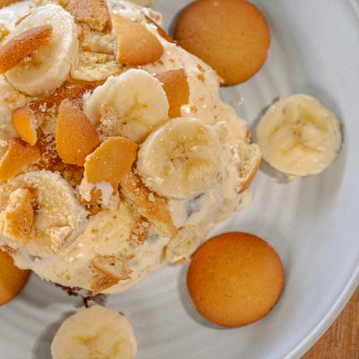 Plate of Banana Pudding Cinnamon Roll.